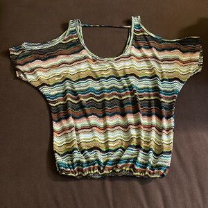 Women tops, size small, color green, Orange, blue and brown. Excellent condition